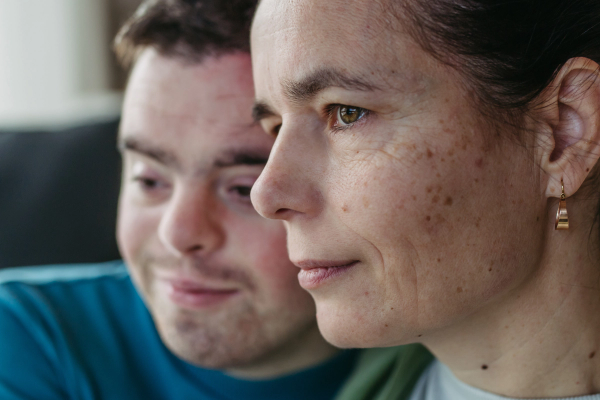 Mor og søn med udviklingshandicap.