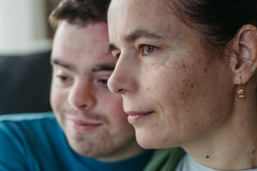 Mor og søn med udviklingshandicap.