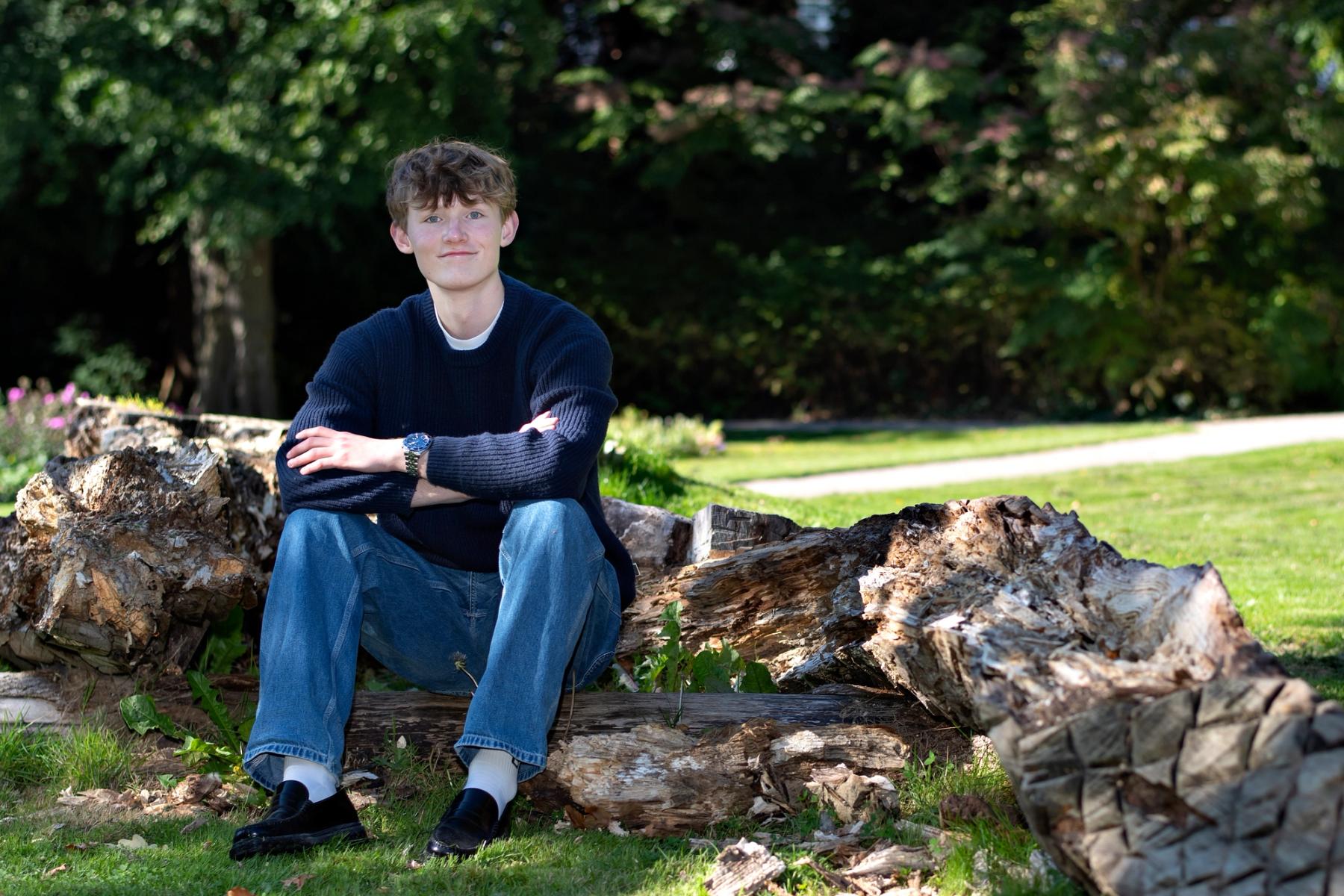 Fyr sidder på græs