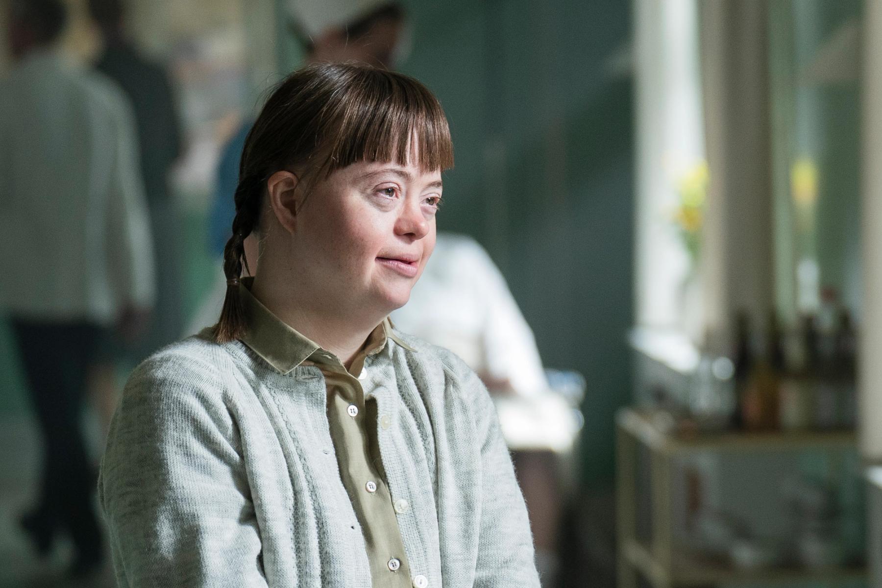 Kvinde kigger ud af vindue