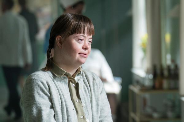 Kvinde kigger ud af vindue