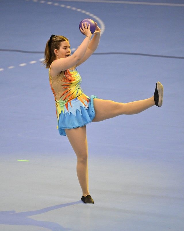 Kvinde laver gymnastik