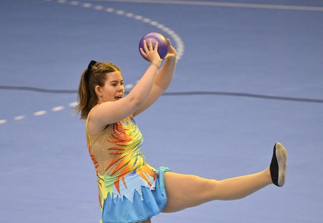 Kvinde laver gymnastik