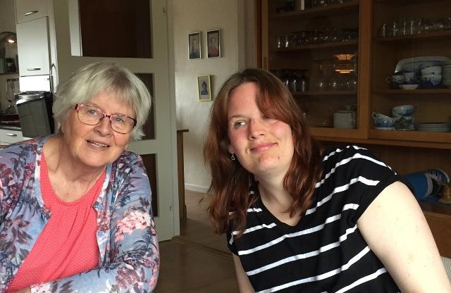 Bodil og Kamilla sidder ved siden af hinanden