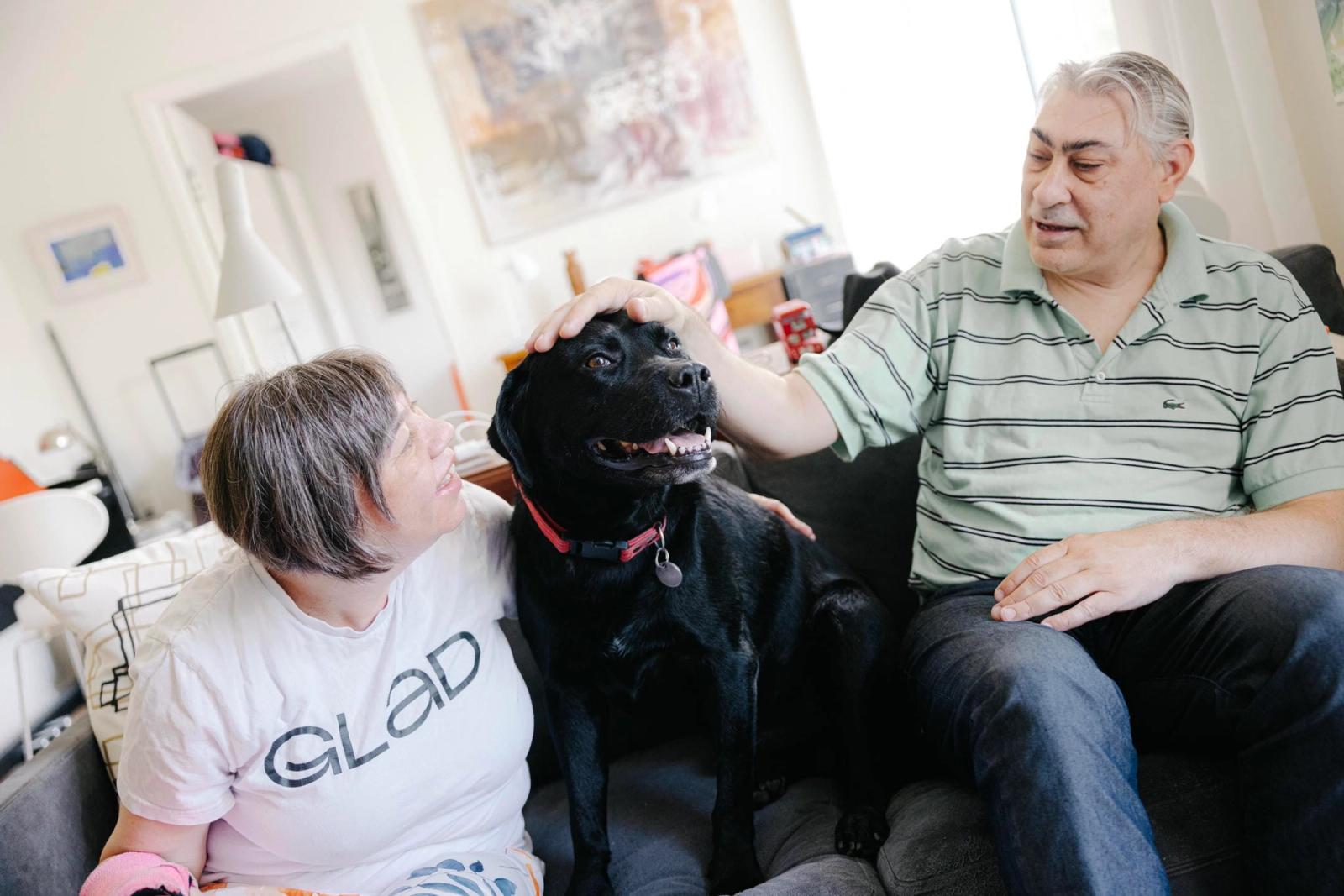 Søskende kæler med en hund