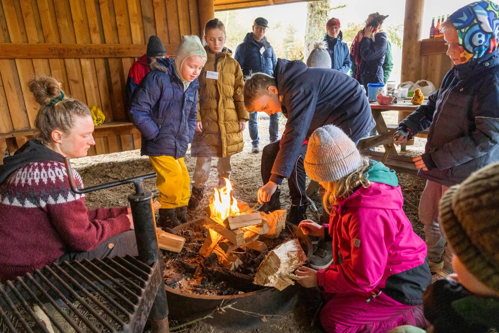 Børn laver snobrød over bål