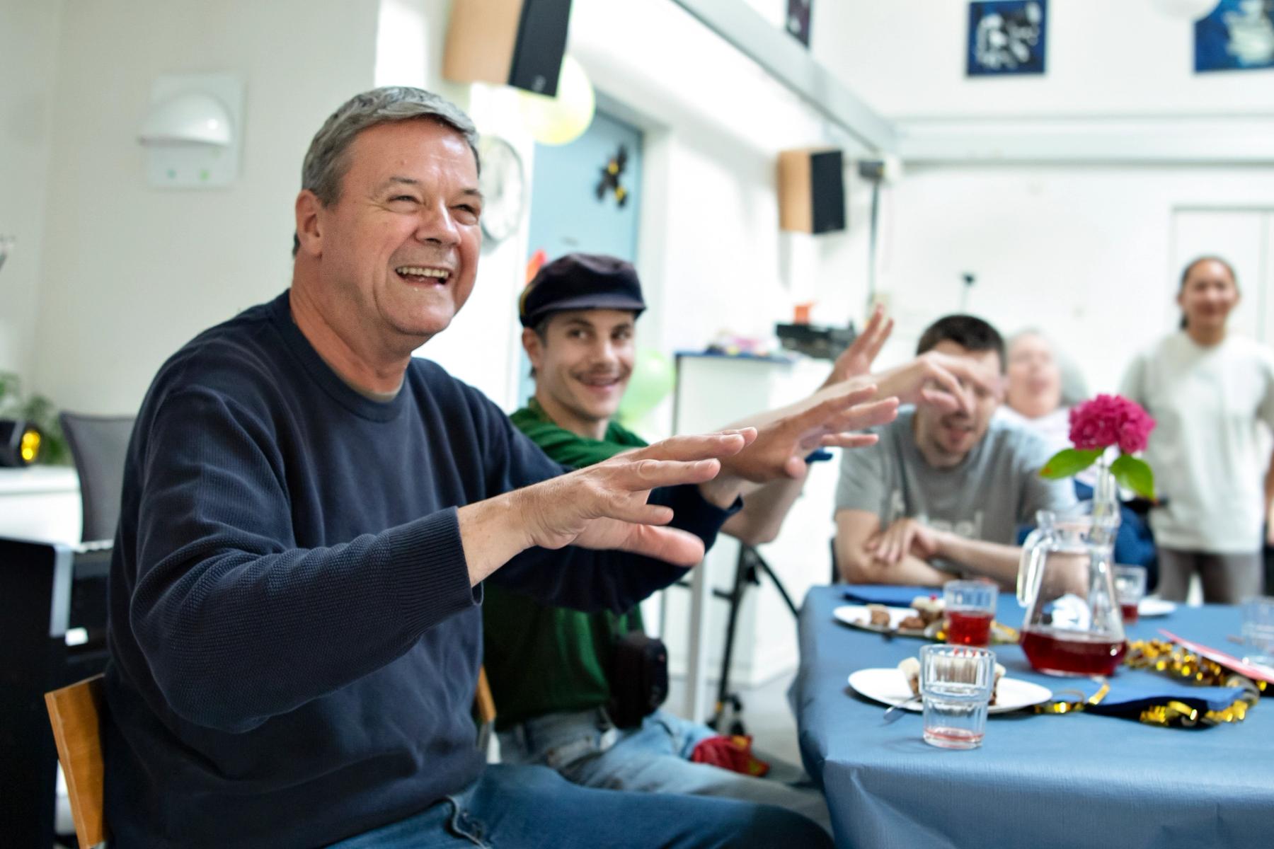 Mennesker sidder omkring et bord