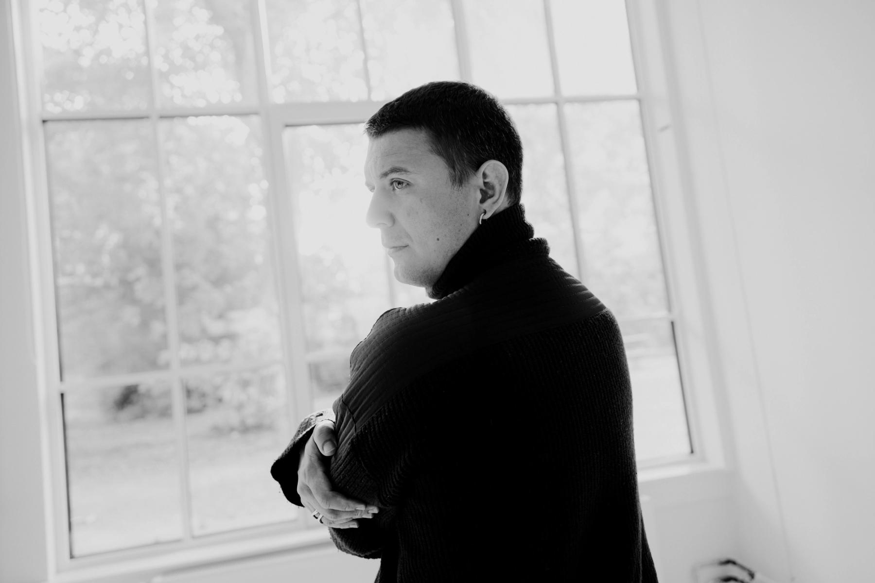 Mand kigger ud af vinduet