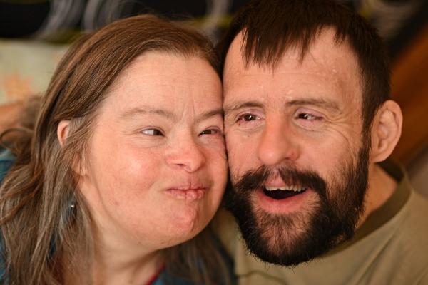 Far og datter smiler sammen