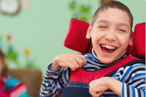 Handicappet dreng der smiler.