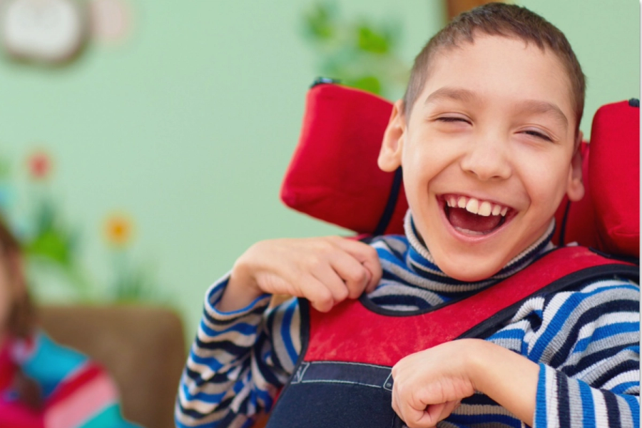 Handicappet dreng der smiler.