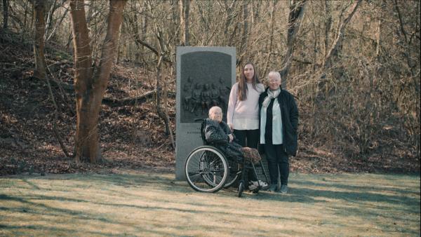 Kvinder foran Sprogømonumentet