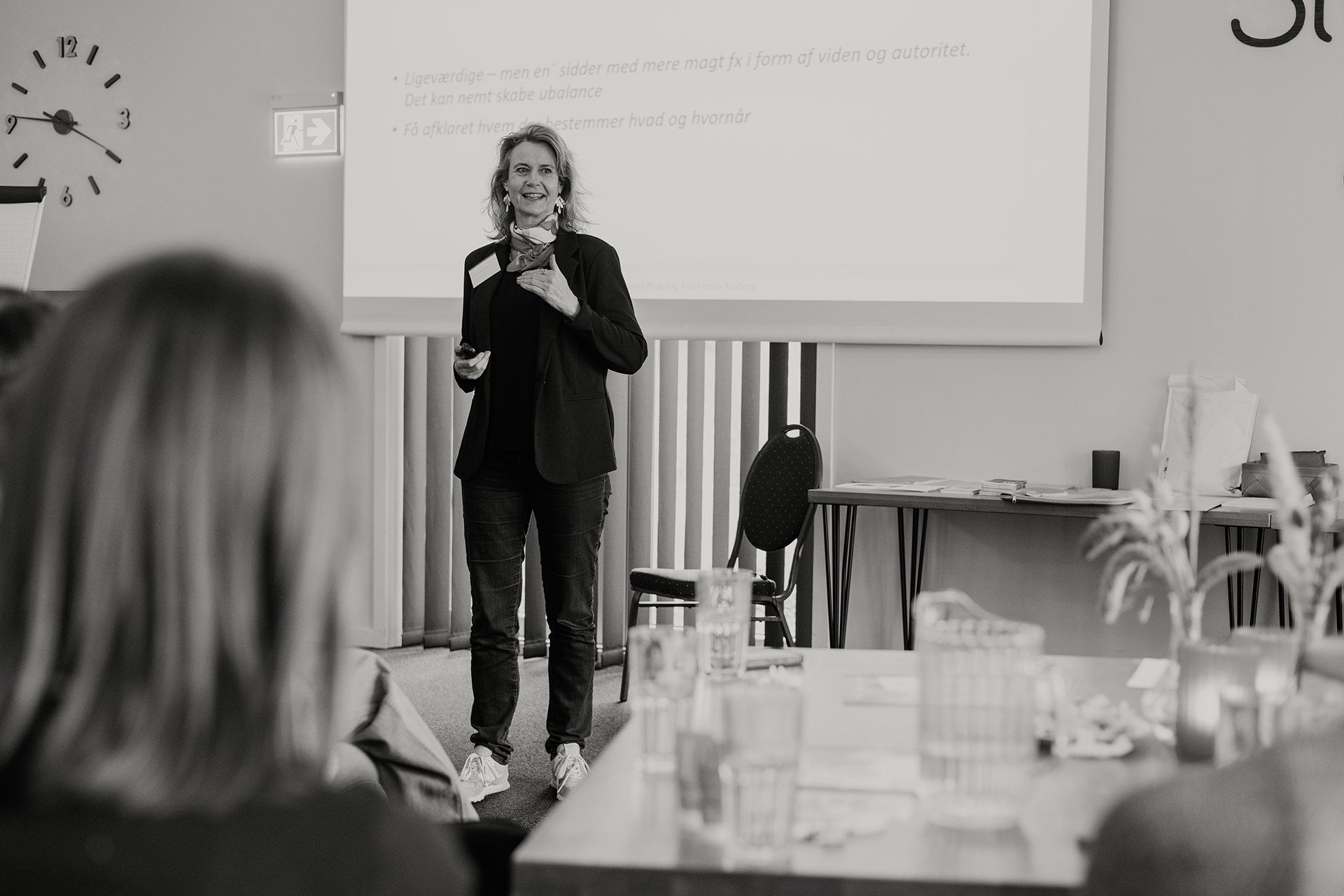 Ann-Louise holder oplæg på søskendeweekend