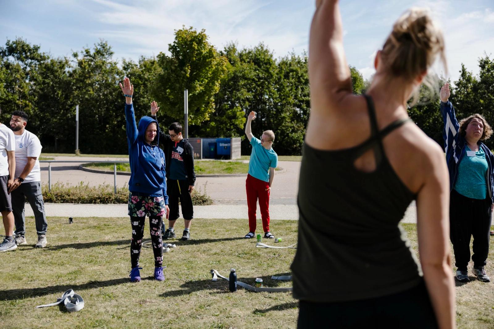 Unge mennesker dyrker yoga