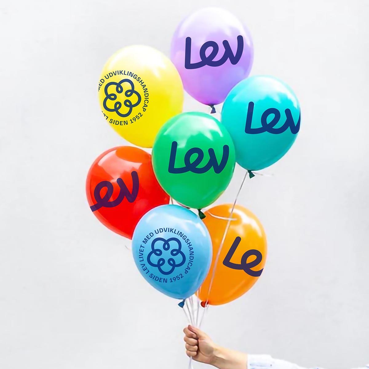 balloner i mange farver med Lev logo og Lev stempel