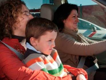 Puede un niño viajar en los brazos de un adulto?