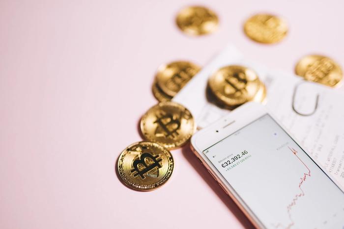 Une plateforme pour investir en crypto monnaie avec des pièces de bitcoin