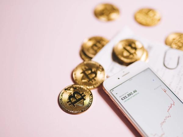 Une plateforme pour investir en crypto monnaie avec des pièces de bitcoin