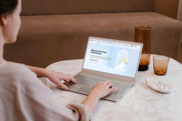 Une femme sur Coinhouse sur son ordinateur