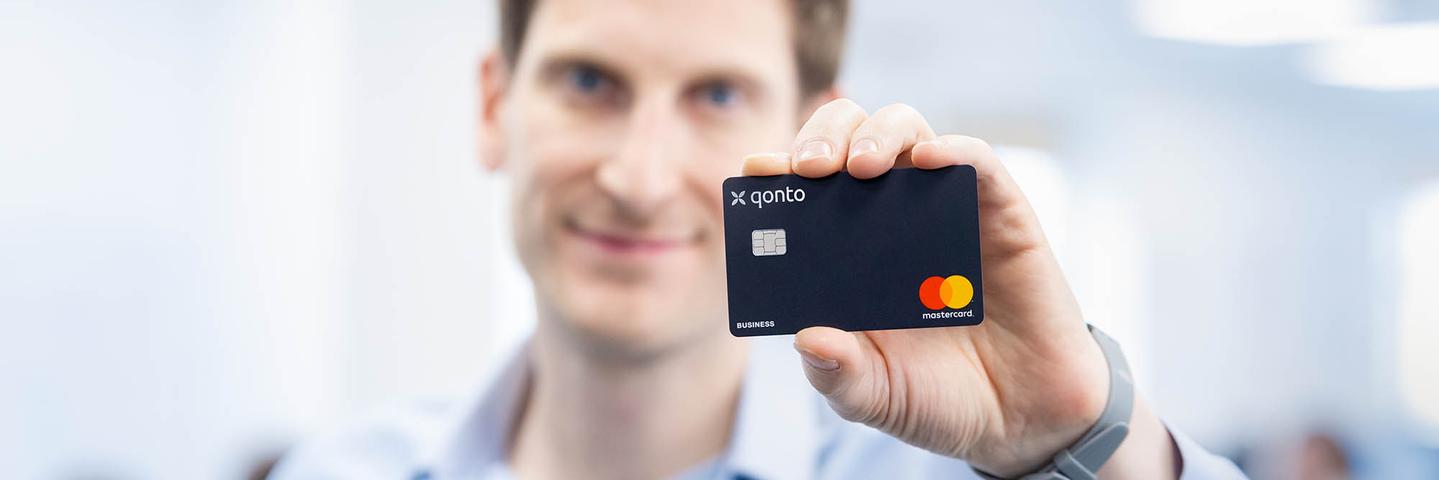 Alexandre Prot tient une carte Qonto