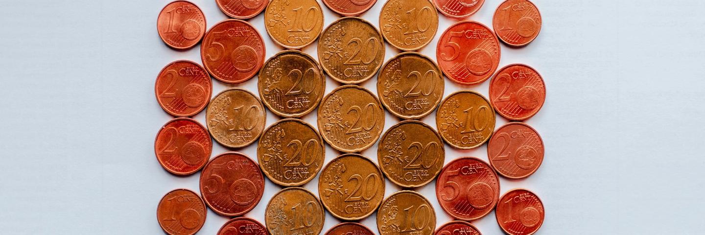 Des pièces de centimes d'euro sur une table