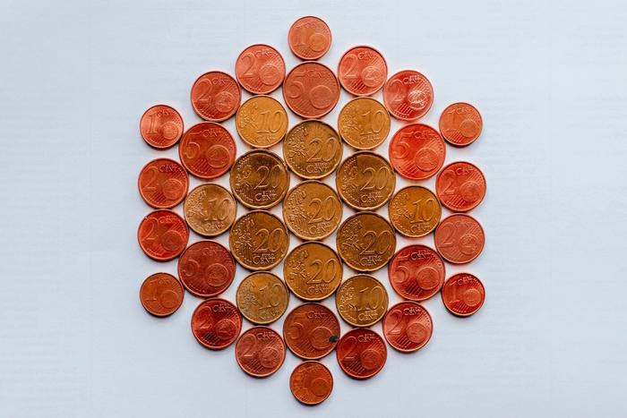 Des pièces de centimes d'euro sur une table