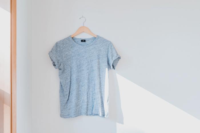 Un tshirt pendu à un cintre