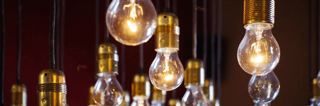 Des ampoules qui pendent d'un plafond