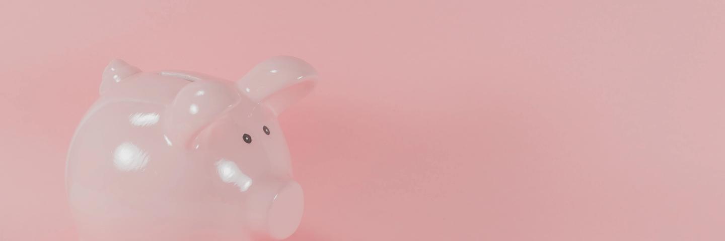 Une tirelire rose en forme de cochon
