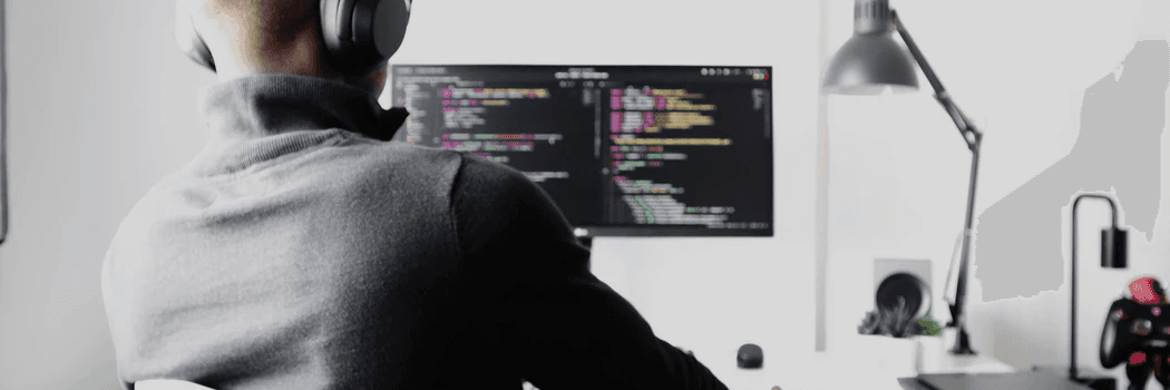 Un freelance informatique devant un ordinateur