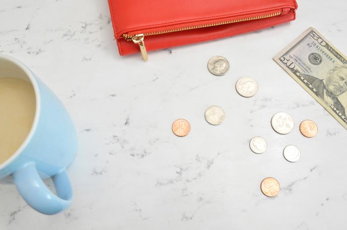 Des pièces et billets sur une table