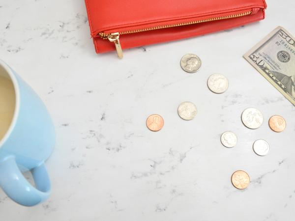 Des pièces et billets sur une table