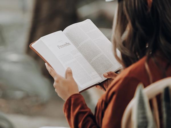 Une femme en train de lire un livre