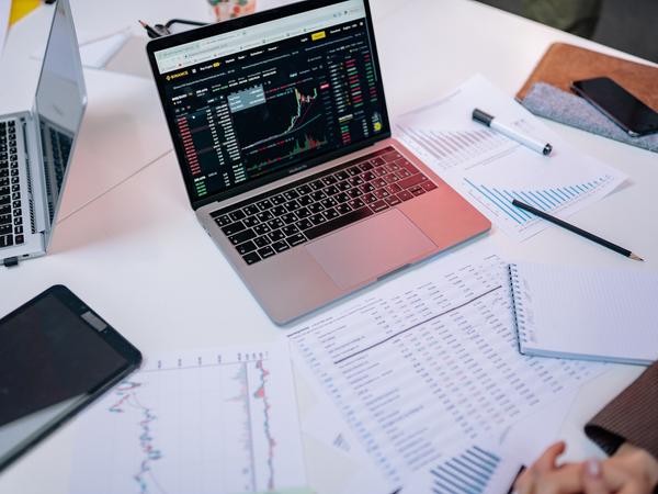 Un ordinateur ouvert sur un transfert de PEA