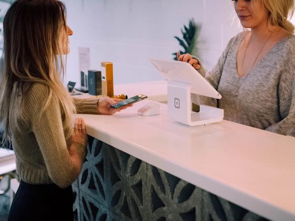 Une personne en train d'acheter