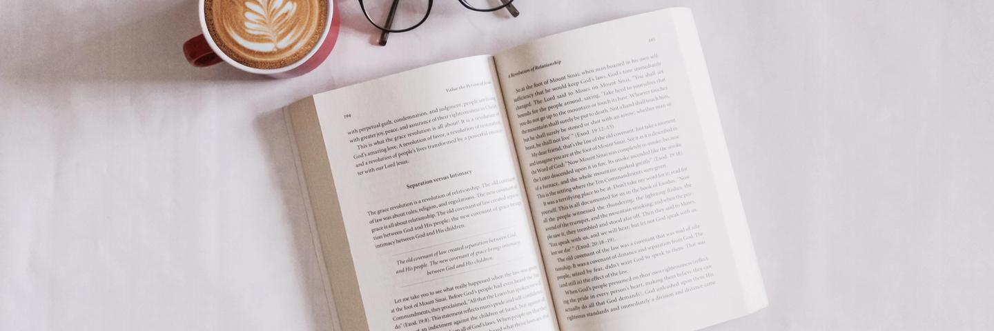 Livre et lecture sur un lit