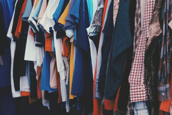Beaucoup de vêtements dans une armoire