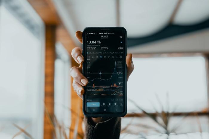 Un téléphone dans une main ouvert sur le meilleur PEA