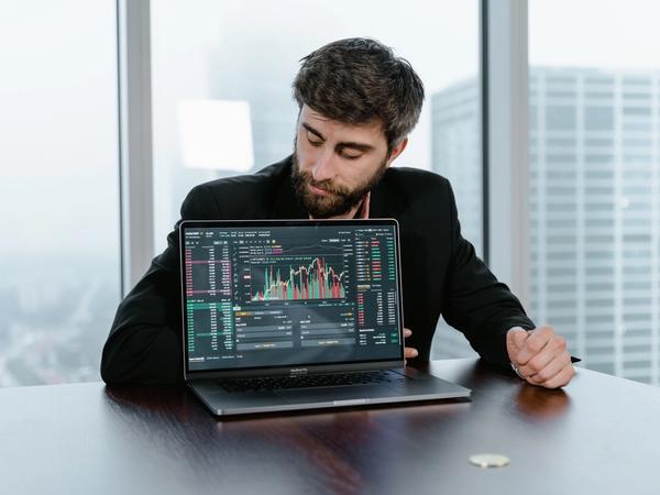 Un homme devant un écran avec un PEA