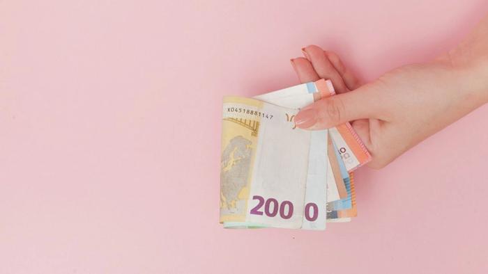 Des billets en euros dans une main