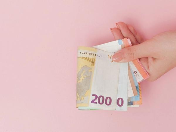 Des billets en euros dans une main