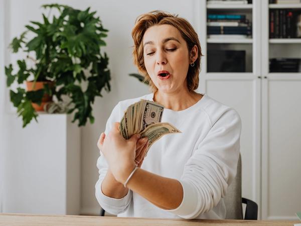 Une femme qui épargne pour sa retraite