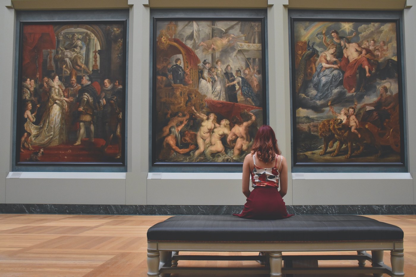 Une femme dans un musée d'art