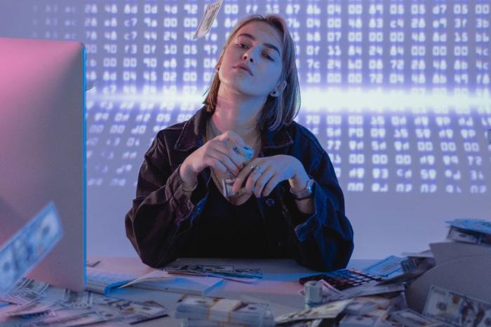 Une femme en train d'investir