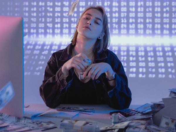 Une femme en train d'investir