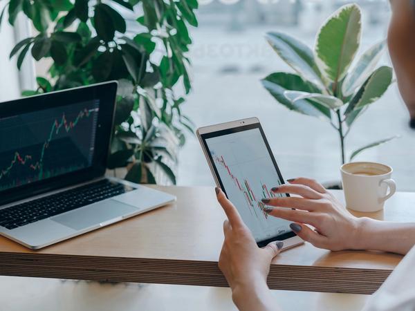 Une femme en train de regarder des investissements ESG