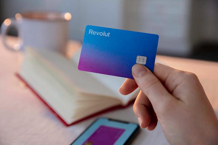 Une carte de débit Revolut dans une main