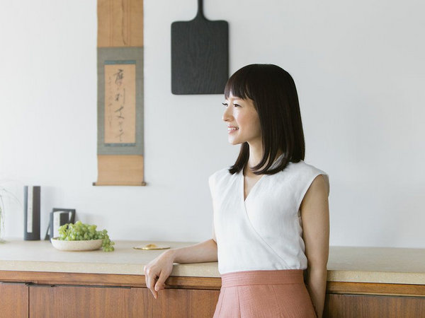 Marie Kondo dans une cuisine