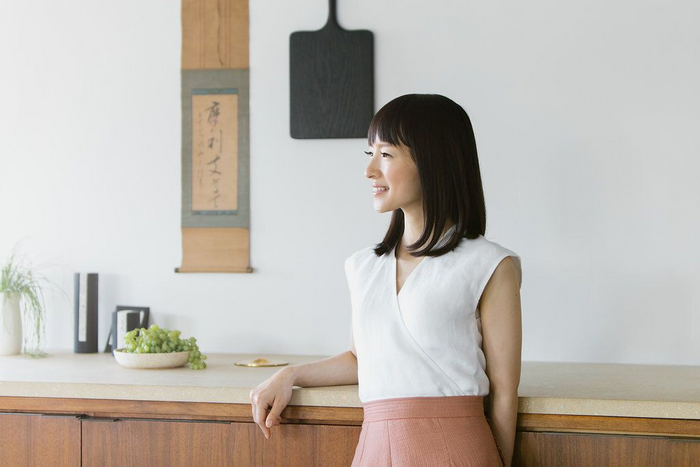 Marie Kondo dans une cuisine