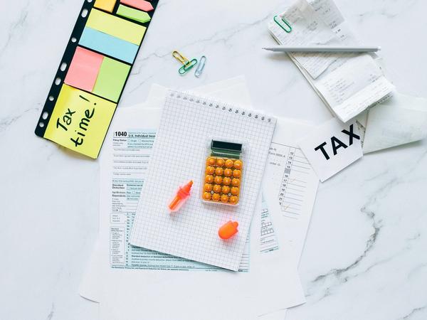 Des documents pour déclarer son assurance-vie aux impôts sur une table